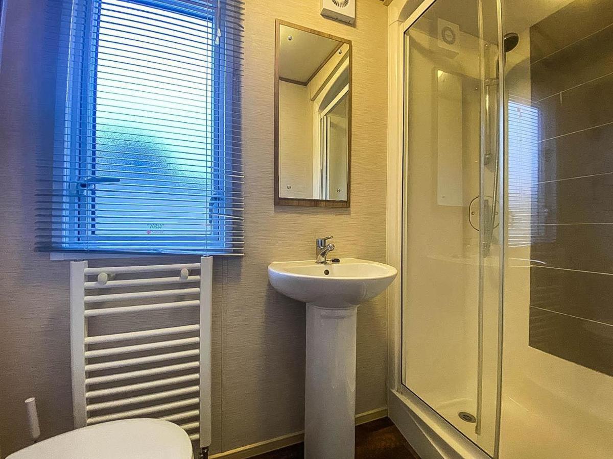 Lovely 6 Berth Caravan With Decking And Wifi In Kent, Ref 47017C Hotel Whitstable Kültér fotó