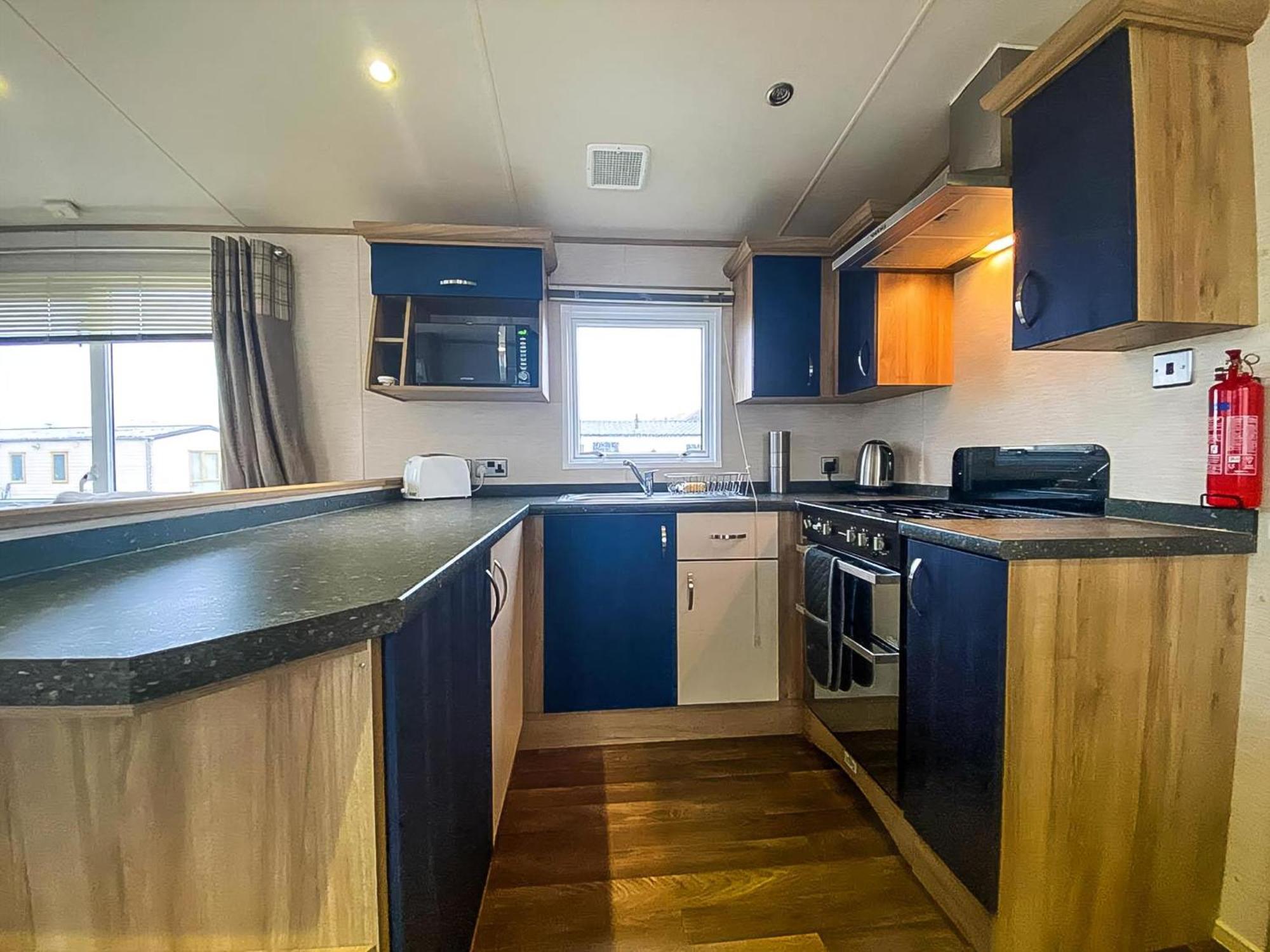 Lovely 6 Berth Caravan With Decking And Wifi In Kent, Ref 47017C Hotel Whitstable Kültér fotó