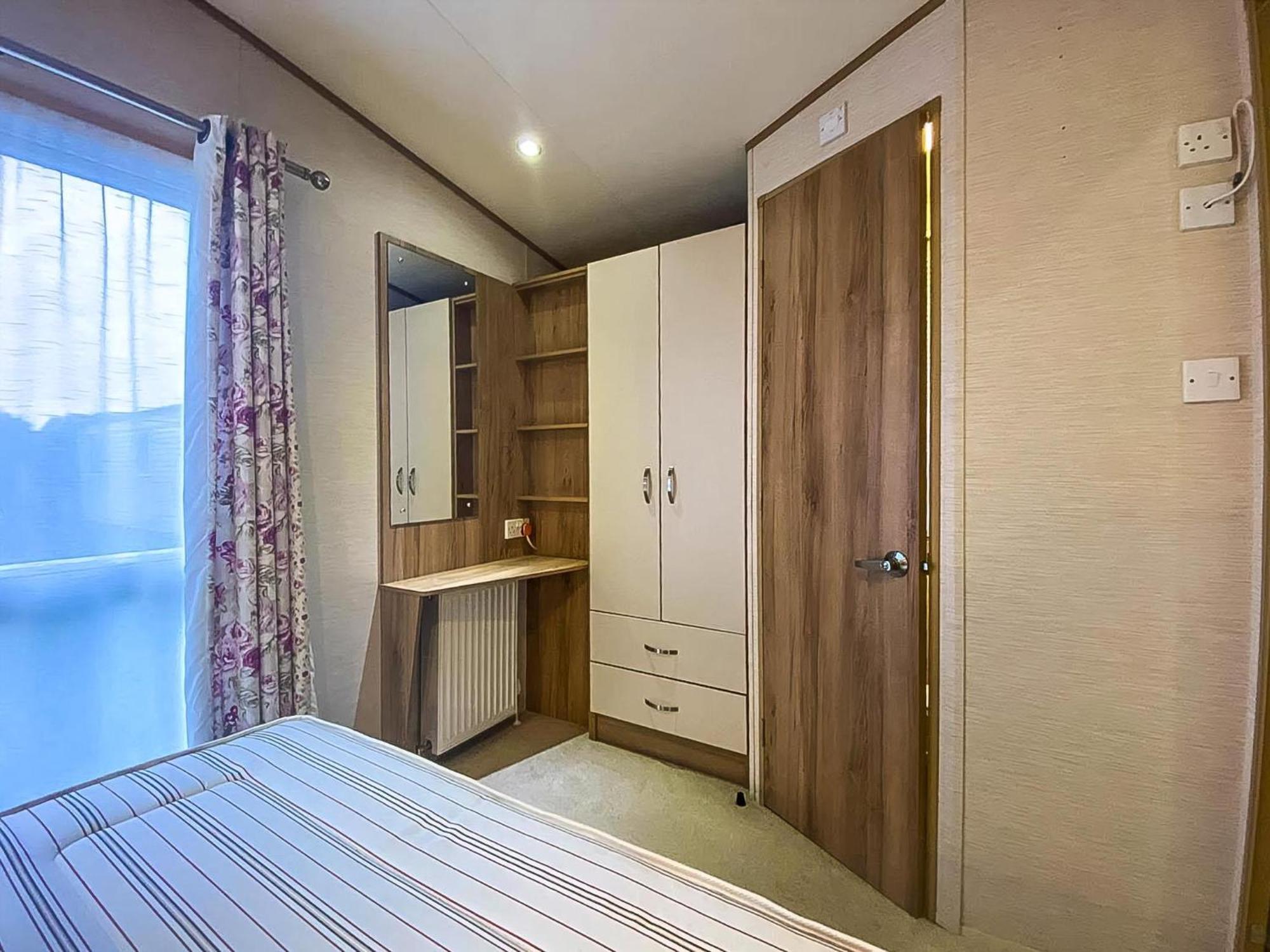 Lovely 6 Berth Caravan With Decking And Wifi In Kent, Ref 47017C Hotel Whitstable Kültér fotó