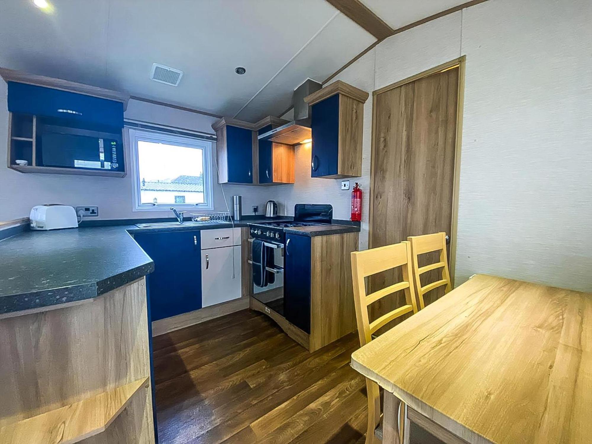 Lovely 6 Berth Caravan With Decking And Wifi In Kent, Ref 47017C Hotel Whitstable Kültér fotó