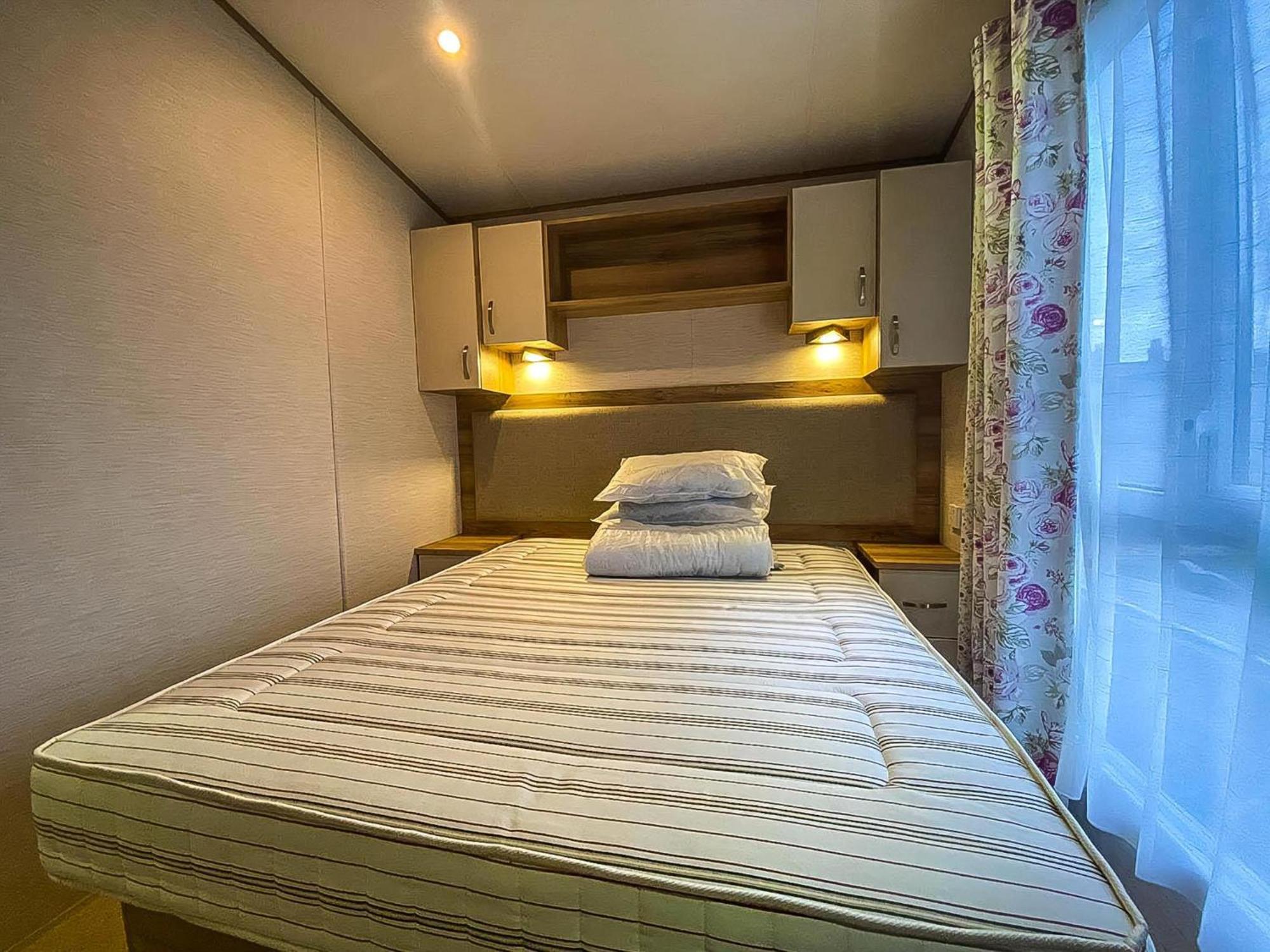 Lovely 6 Berth Caravan With Decking And Wifi In Kent, Ref 47017C Hotel Whitstable Kültér fotó