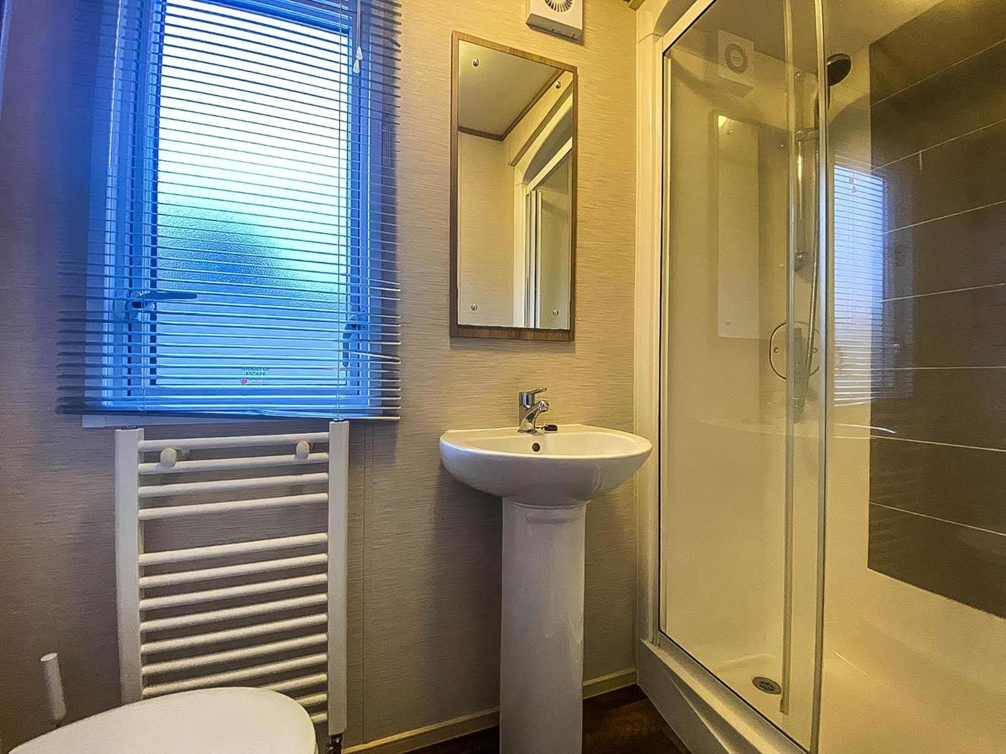 Lovely 6 Berth Caravan With Decking And Wifi In Kent, Ref 47017C Hotel Whitstable Kültér fotó