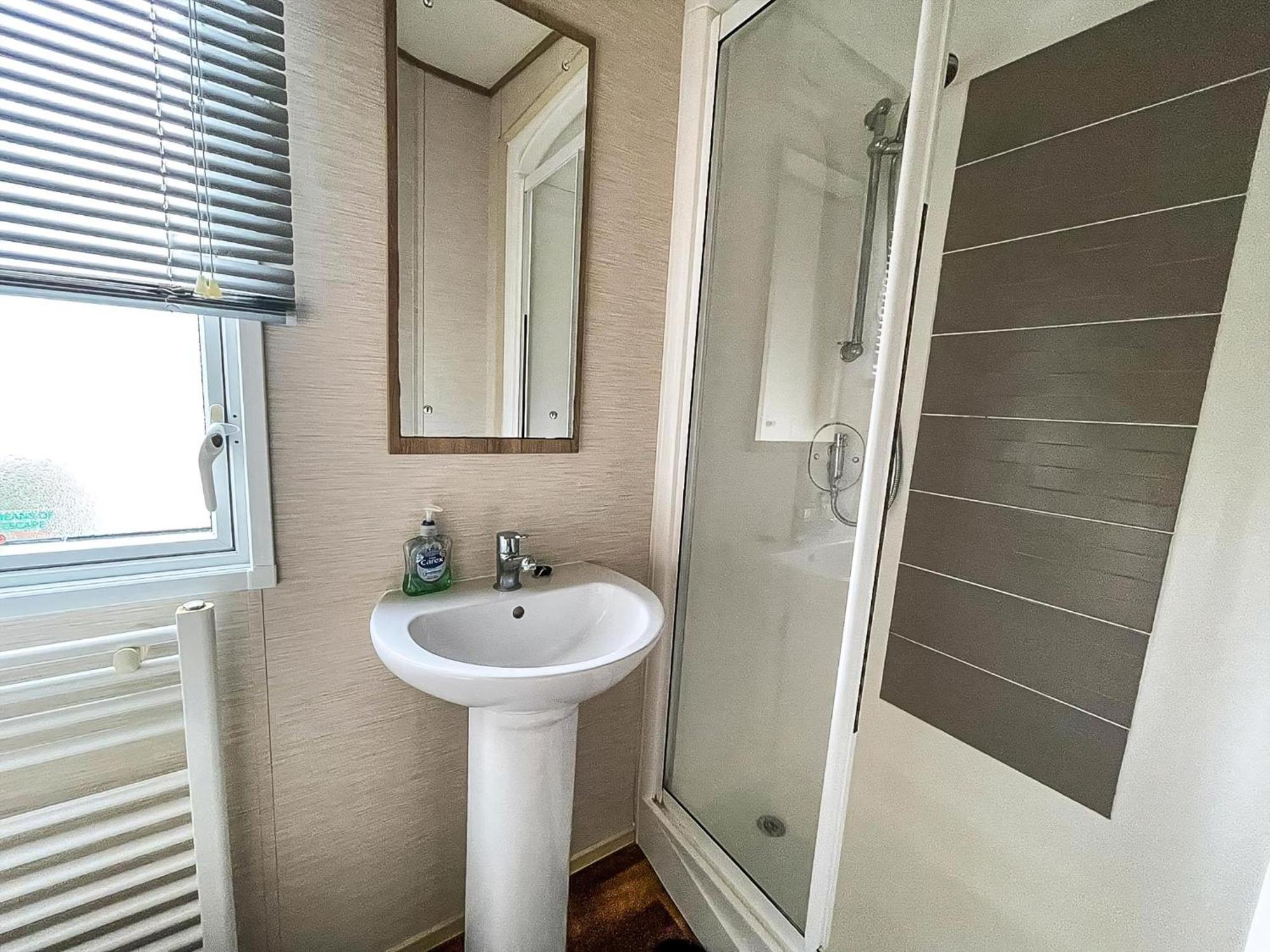Lovely 6 Berth Caravan With Decking And Wifi In Kent, Ref 47017C Hotel Whitstable Kültér fotó